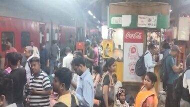 India News | Heavy Passenger Congestion at Two Platfoms of New Delhi Railway Station Due to Delay in Departure of Trains