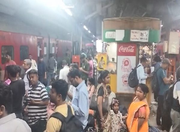 India News | Heavy Passenger Congestion at Two Platfoms of New Delhi Railway Station Due to Delay in Departure of Trains
