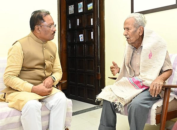 India News | Chhattisgarh CM Vishnu Deo Sai Meets Eminent Hindi Author Vinod Kumar Shukla at His Residence