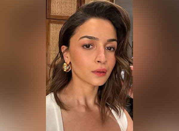 Entertainment News | Alia Bhatt's March Photo Dump is All About 'Love and War' and Sisterhood
