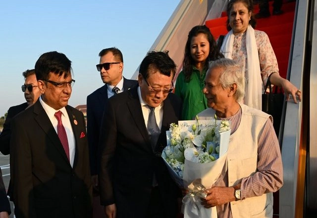 World News | Bangladesh's Chief Adviser Muhammad Yunus Arrives in China's Hainan
