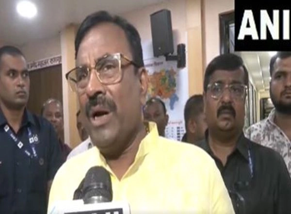 India News | Police Should Catch Kunal Kamra, Make His Life a Comedy: BJP Leader Sudhir Mungantiwar