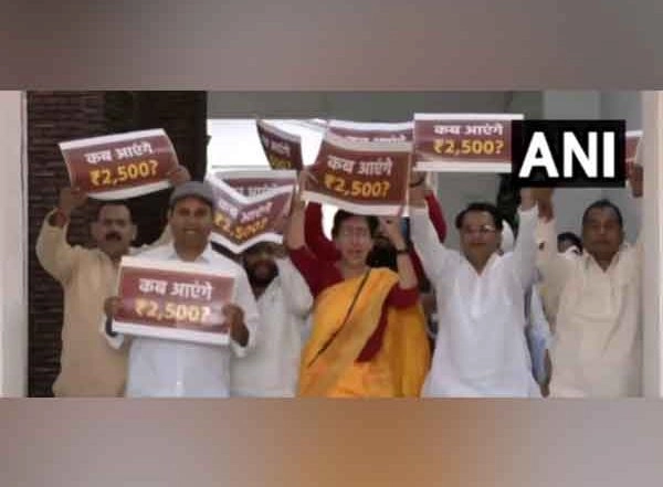 India News | Delhi: LoP Atishi, Other AAP MLAs Stage Protest Against BJP Govt over Mahila Samridhi Yojana