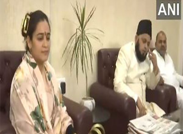 India News | UP BJP Leader Aparna Yadav Meets Maulana Khalid Rasheed Farangi Mahali; Extends Wishes for 'Alvida Namaz'