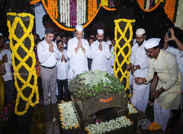India News | Maharashtra Dy CM Ajit Pawar Pays Tribute to Chhatrapati Sambhaji Maharaj on His Death Anniversary in Pune