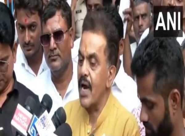 India News | Sanjay Nirupam Meets Police Authorities over Demand to Shut Non-veg Shops During Navratri
