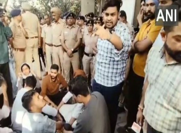 India News | Chandigarh: Panjab University Students Protest After Stabbing Incident at Music Concert