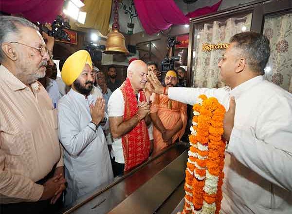 India News | AAP Leader Manish Sisodia Prays at Ancient Maa Kali Temple in Patiala, Extends Wishes on Day 1 of Chaitra Navratri