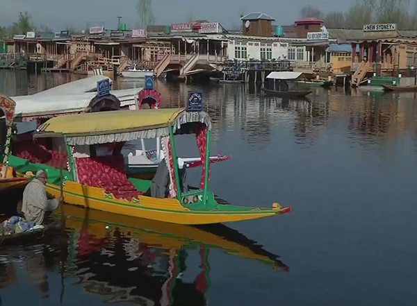 India News | Tourists Enjoy Shikara Ride and Beauty of Dal Lake Srinagar