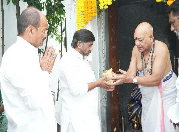 India News | Ugadi Celebrations: Telangana Deputy CM Offers Special Prayers at Nalla Pochamma Temple