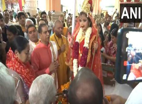 India News | Delhi CM Rekha Gupta Offers Prayers at Chhatarpur Temple, Performs 'Kanya Pujan' on First Day of Chaitra Navratri
