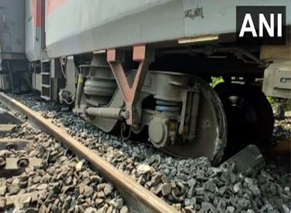 India News | One Dead, 8 Injured After Bangalore-Kamakhya Superfast Express Derails in Odisha