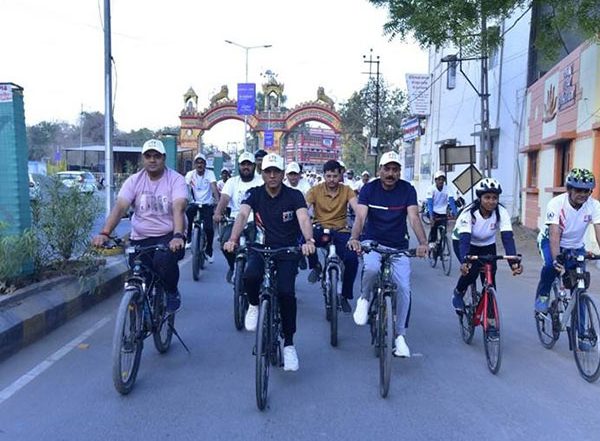 Sports News | Sports Minister Mandaviya, Kerala CM Pinarayi Vijayan Lead Fit India Sundays on Cycle Event Across Nation