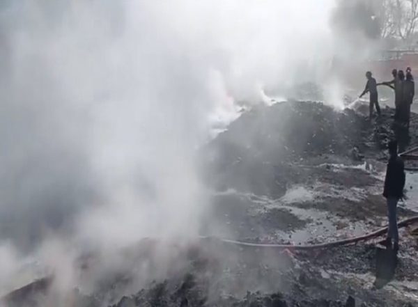 India News | Delhi: Fire Breaks out at Slipper and Shoe-cutting Waste Godown in Zakhira