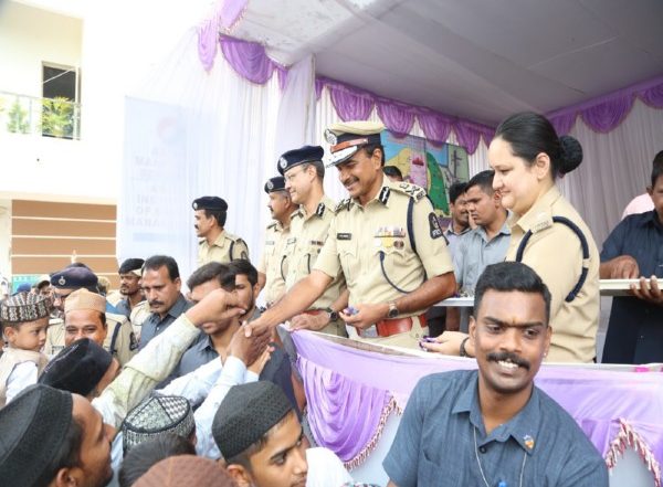 India News | Hyderabad Police Officials Distribute Sweets on Occasion of Eid-ul-Fitr