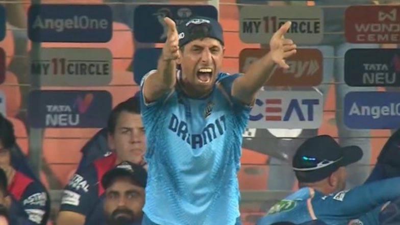 Ashish Nehra Spotted Shouting at Gujarat Titans Players From Sidelines During GT vs MI IPL 2025 Match, Fans Call Him Football Manager (Watch Video)