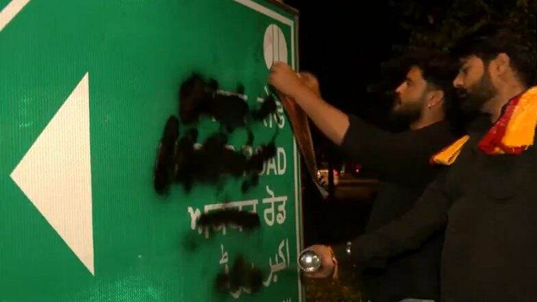 Akbar Road Signboard Defaced by 3 Men in Delhi