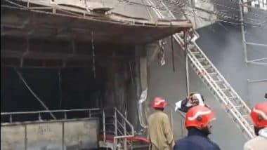 Delhi Fire: Massive Blaze Erupts at Bata Shoe Showroom in Shaheen Bagh, No Casualty Reported (Watch Videos)