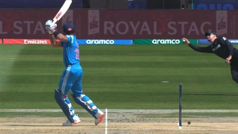 'Superman' Fans React in Awe After Glenn Phillips Grabs Sensational One-Handed Diving Catch to Dismiss Virat Kohli During IND vs NZ ICC Champions Trophy 2025 Match