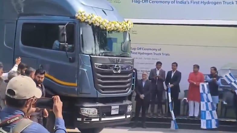 India's First Hydrogen-Powered Truck Flagged Off by Union Ministers Nitin Gadkari and Pralhad Joshi in Delhi Under National Green Hydrogen Mission (Watch Video)