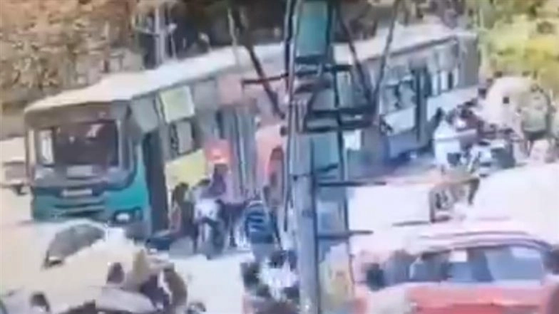 Accident Caught on Camera in Bengaluru: Autorickshaw Driver, Passenger Crushed to Death After Vehicle Gets Trapped Between 2 BMTC Buses in Banashankari, Shocking Video Surfaces