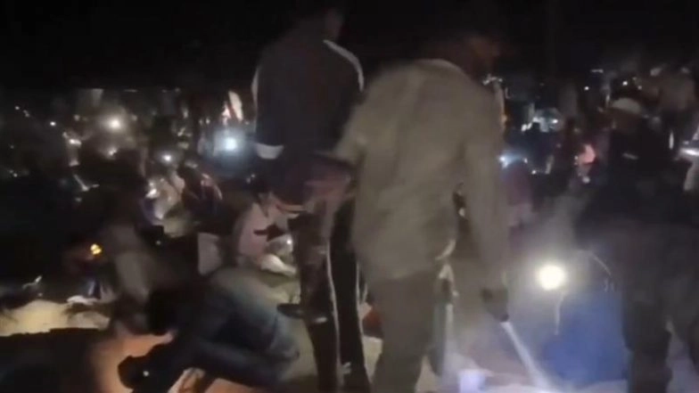 Gold Rush After ‘Chhaava’ in Burhanpur: Villagers Dig Fields Near Madhya Pradesh’s Asirgarh Fort To Excavate Mughal-Era Gold Coins After Watching Vicky Kaushal’s Movie; Video Surfaces