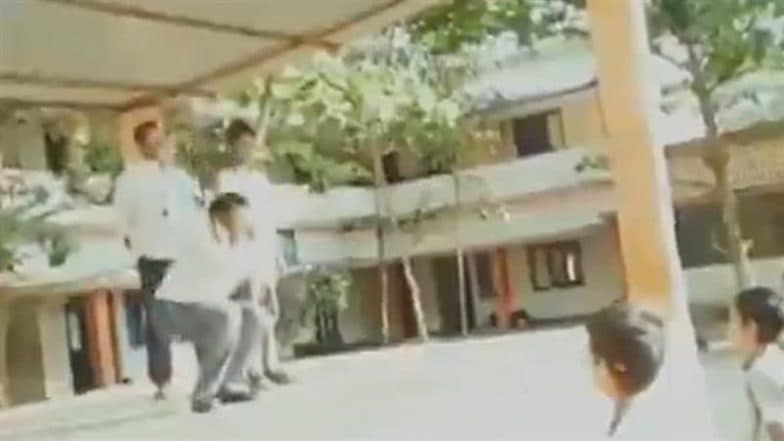 Vizianagaram: Frustrated Over Lack of Academic Improvement of Students슬롯사이트, School Headmaster Performs Sit-Ups To Teach Discipline to Them in Andhra Pradesh; Video Goes Viral