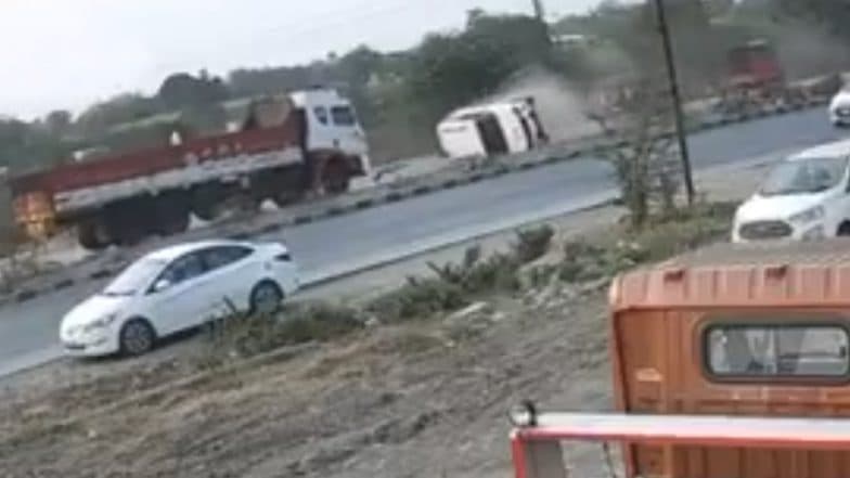 Accident Caught on Camera on Nanded-Nagpur Highway: Scorpio Overturns While Trying To Overtake Another Vehicle in Maharashtra, 2 Dead; Video Surfaces