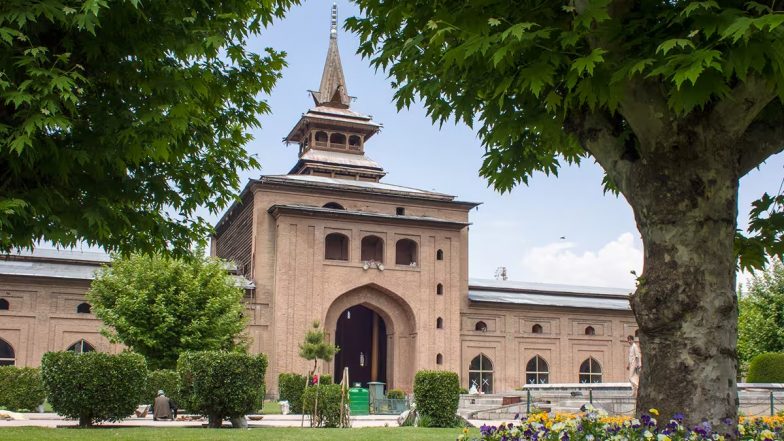 Jammu and Kashmir: Friday Prayers Disallowed in Srinagar’s Jamia Masjid, Hurriyat Conference Leader Mirwaiz Umar Farooq Put Under House Detention