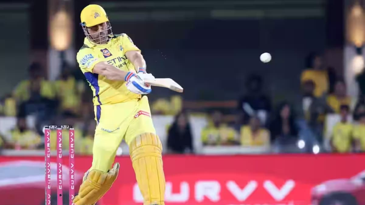 MS Dhoni Boundary Video: Watch Ex-Chennai Super Kings Captain Smashes Two Sixes and A Four Against Krunal Pandya in 20th Over During CSK vs RCB IPL 2025 Match
