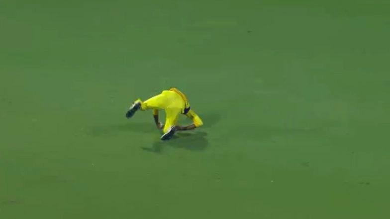 Vijay Shankar Grabs Breathtaking Catch To Dismiss Wanindu Hasaranga During RR vs CSK IPL 2025 Match (Watch Video)