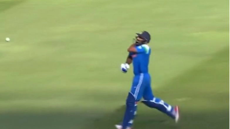 Mohammed Shami Gets Hit on His Back by New Zealand Captain Mitchell Santner's Throw During IND vs NZ ICC Champions Trophy 2025 Match (Watch Video)