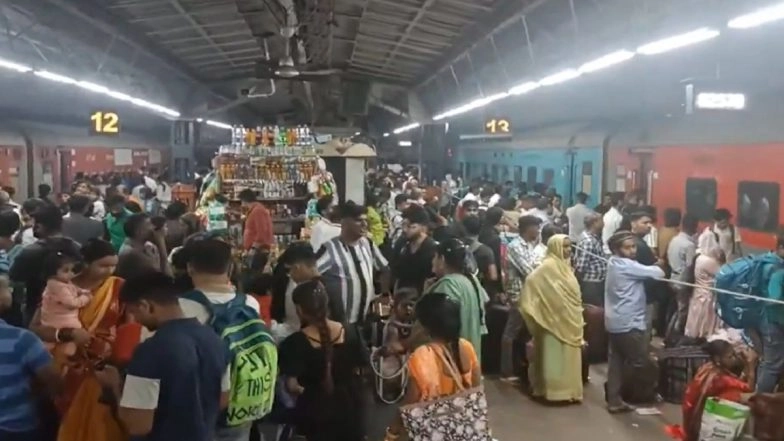 Stampede at New Delhi Railway Station? Railways Ministry Dismisses Reports After Train Delays Lead to Heavy Congestion at Platform No 12 and 13