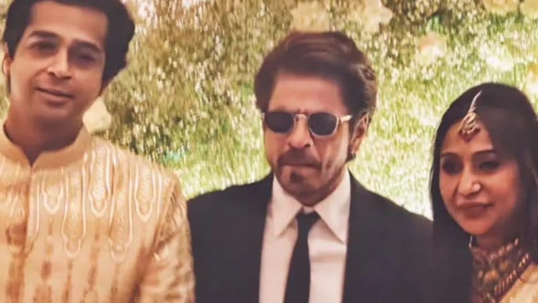 Shah Rukh Khan Makes a Stylish Appearance at ‘Swades’ Director Ashutosh Gowariker’s Son Konark Gowariker and Niyati Kanakia’s Wedding Reception (See Viral Pics)