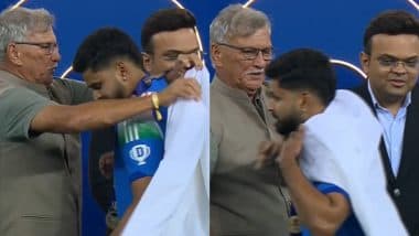 Fans Claim Shreyas Iyer Turned Down BCCI President Roger Binny's Gesture of Putting White Jacket on Him During ICC Champions Trophy 2025 Presentation Ceremony