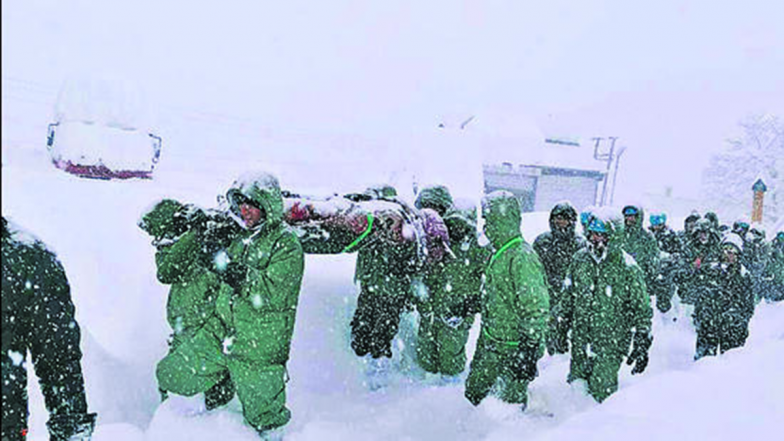 Uttarakhand Avalanche Update: 33 Road Construction Workers Rescued, 22 Still Trapped Under Avalanche Near Mana Village in Chamoli; CM Pushkar Singh Dhami Reviews Rescue Operations (Watch Videos)