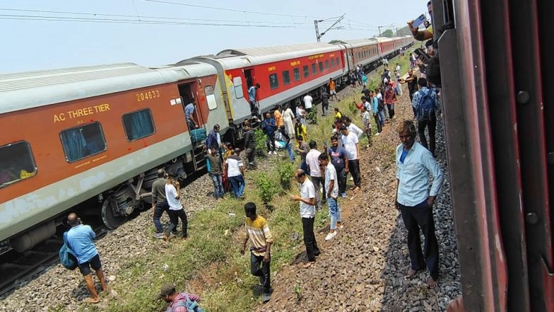 Train Derailment in Odisha: 11 Coaches of Bengaluru-Kamakhya Superfast Express Derail Near Nergund Station in Cuttack; No Casualties Reported (See Pics and Videos)