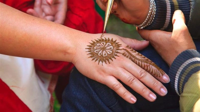 Easy Mehndi Designs For Baisakhi 2025: Stunning Henna Patterns and Traditional Mehendi Ideas For Your Hands and Feet To Celebrate the Festival (Watch Videos)