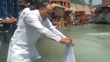 Lieutenant Vinay Narwal Dies in Pahalgam Terror Attack: Father Rajesh Narwal Breaks Down While Immersing His Son’s Ashes in Ganga at Haridwar (Watch Video)
