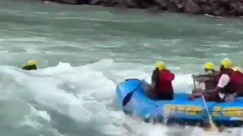 Rishikesh Rafting Accident: Raft Overturns in Ganga Near Garun Chatti, 1 Rider Dies After Losing Consciousness in Water (Watch Video)