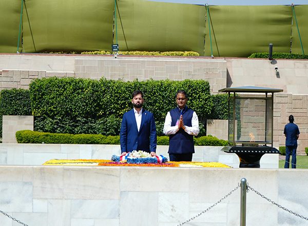 World News | Chile President Pays Homage to Mahatma Gandhi at Raj Ghat