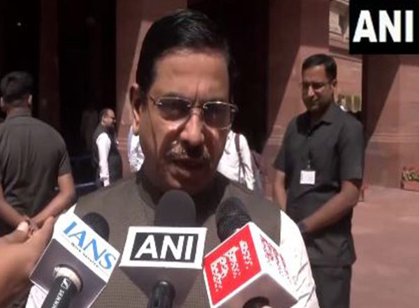 India News |  Union Minister Pralhad Joshi Slams Karnataka Govt, Calls It 'garbage for Nation' over Garbage Collection Fee