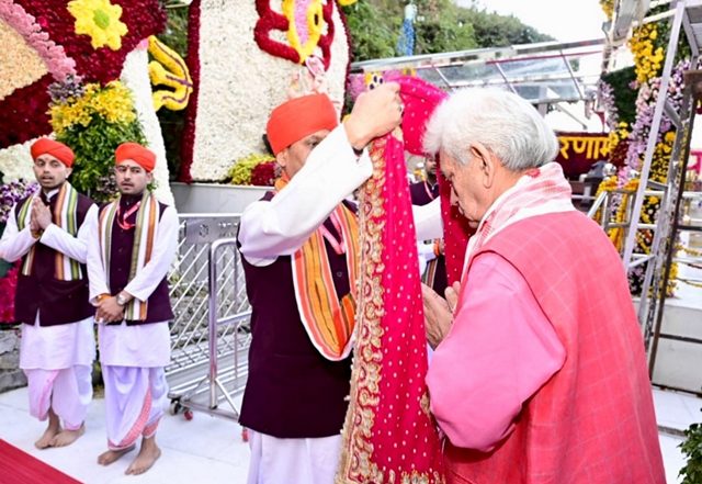 India News | J-K LG Manoj Sinha Pays Obeisance at Mata Vaishno Devi Temple