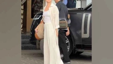 Entertainment News | Pap Diaries: Alia Bhatt All Smiles as Poses for Shutterbugs at Mumbai Airport