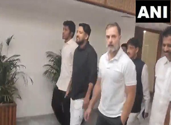 India News | Rahul Gandhi Holds Meeting with Congress Lok Sabha MPs Ahead of Waqf Bill Tabling in Parliament