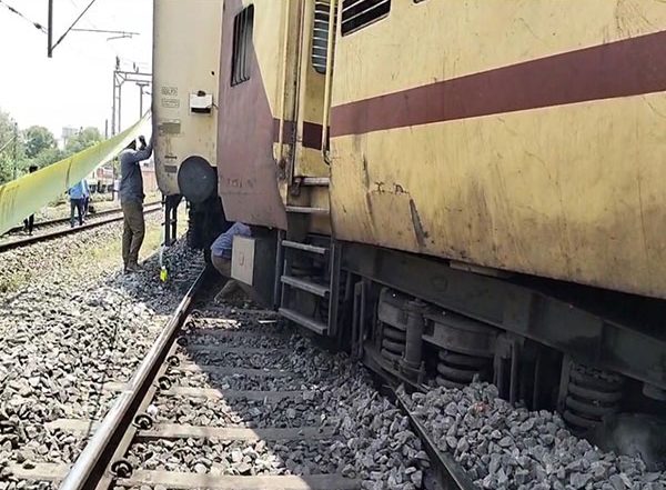 India News | 2 Coaches of Nanded-Sambalpur Express Derail at Vizianagaram Station Yard; Train Continues Journey After Detachment