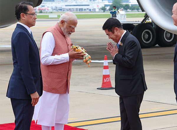 World News | PM Modi Welcomed by Thai Dy PM at Airport