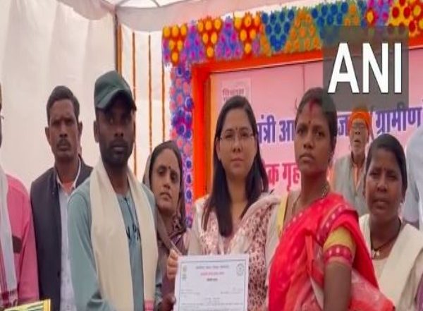 India News | Chhattisgarh: Surrendered Naxalites, People Affected by Naxal Violence Get Benefits Under PMAY in Balrampur