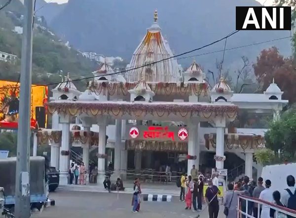 India News | Jammu: Devotees Flock at Vaishno Devi on Occasion of Ashtami