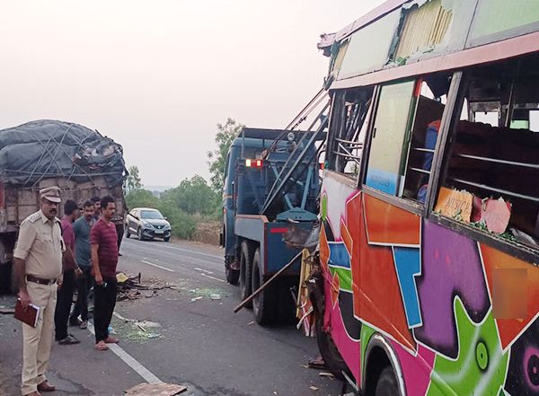 India News | Karnataka: Five Dead, 10 Injured After Van Collides with Parked Truck in Kalaburagi